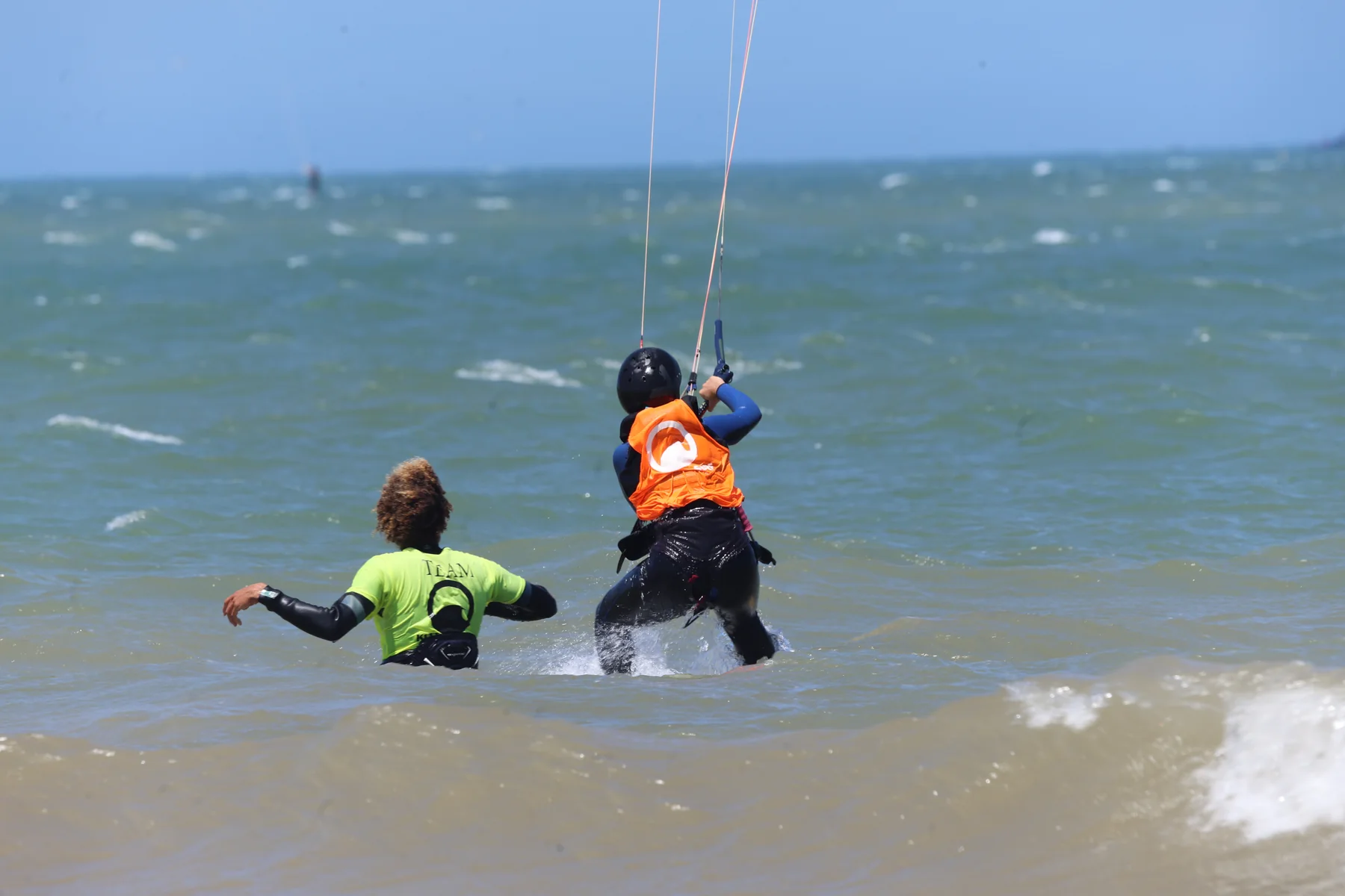 Waterstart pendant un cours de kitesurf à Essaouira