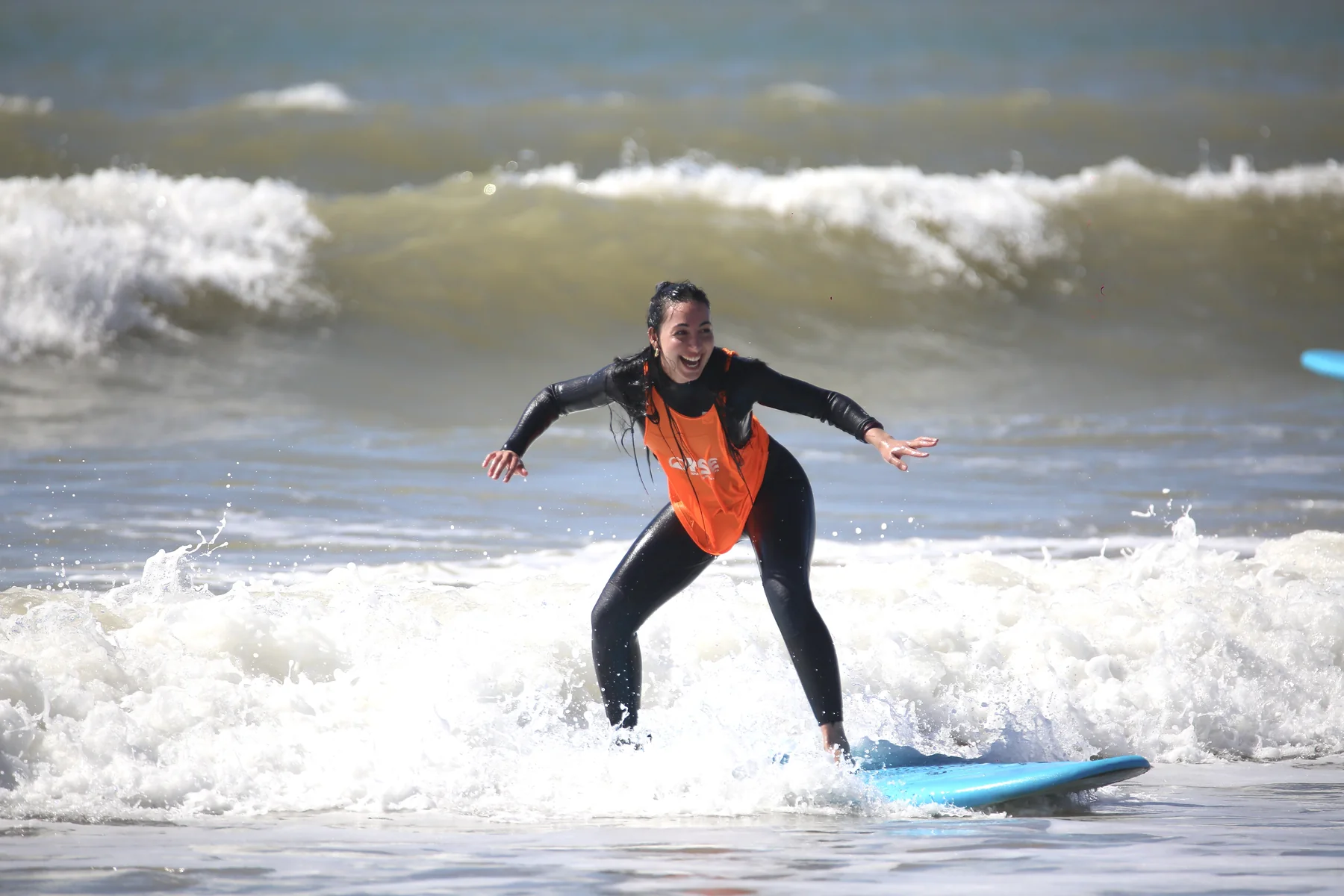 Surfeur en progression sur une vague à Essaouira