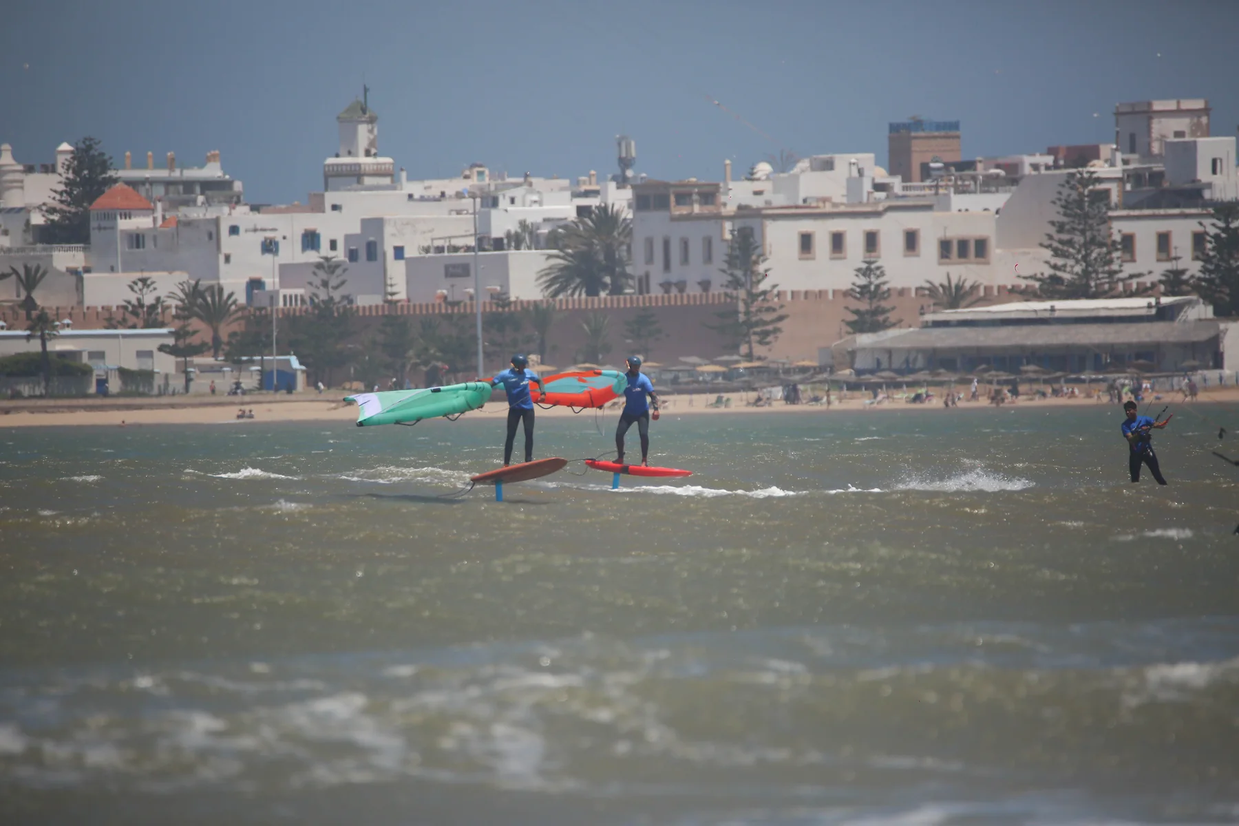 Wingfoiler naviguant devant la ville d'Essaouira pendant la saison de vent