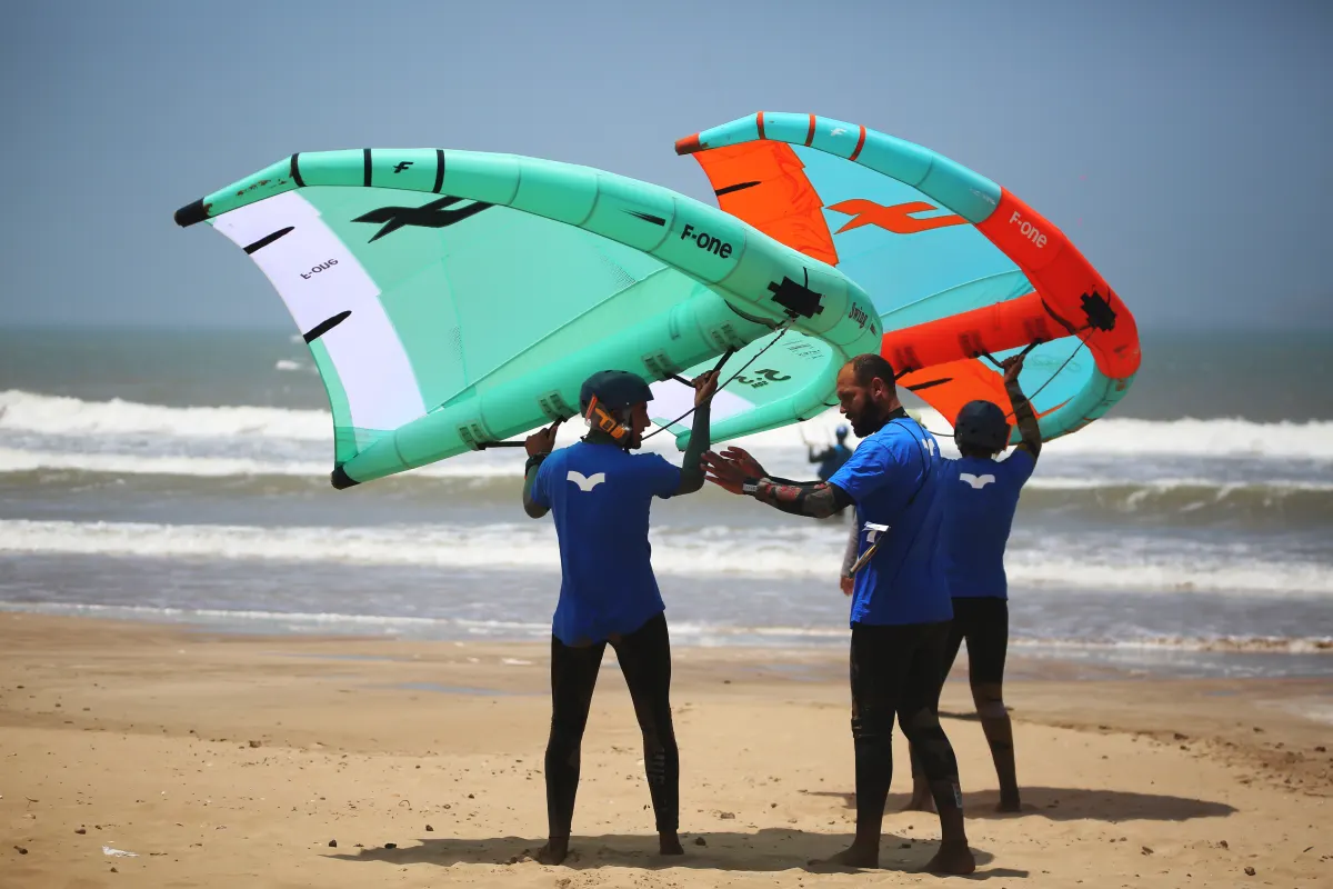 Préparation d'un pack de location wingfoil à Essaouira
